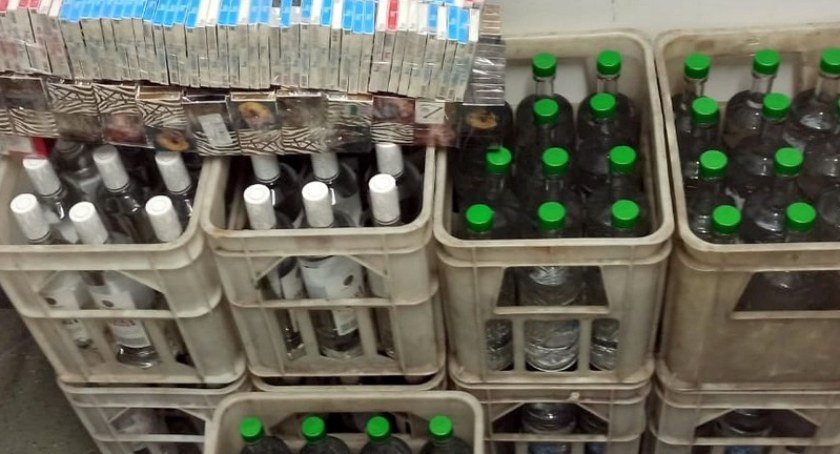 Nielegalne papierosy i alkohol w mieszkaniu 64-latka