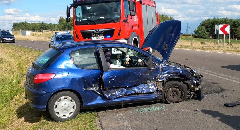 Wypadek na serwisówce przy S8. Jedna osoba w szpitalu [FOTO]