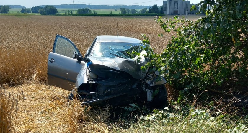 Seat uderzył w drzewo. Dwie osoby ranne [FOTO]