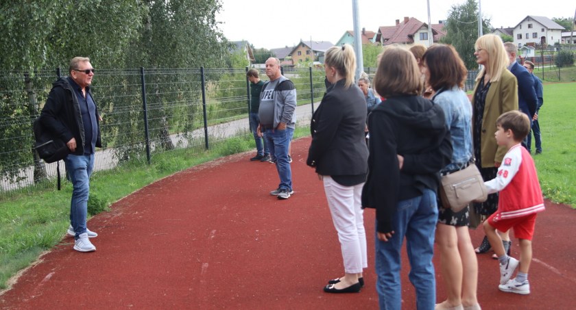 Spotkanie w sprawie boiska w Rutkach-Kossakach bez obecności zaniepokojonych mieszkańców [FOTO]