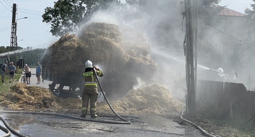 Zapaliły się bele słomy przewożone w przyczepie [FOTO+VIDEO]
