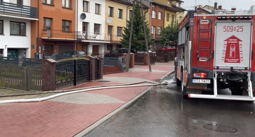 Zalane budynki, piwnice, garaże i ulice. Strażacy walczą ze skutkami ulewy w Zambrowie [FOTO+VIDEO]