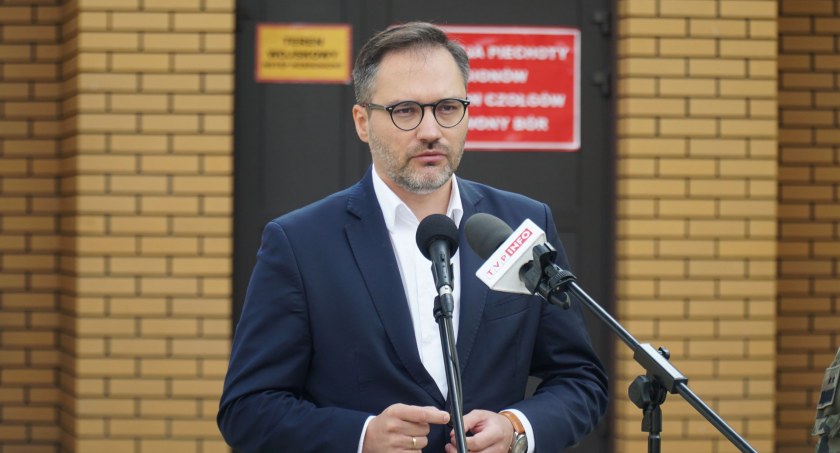 Podsekretarz stanu MON Michał Wiśniewski spotkał się z żołnierzami 1. Brygady Pancernej w Czerwonym Borze [FOTO+VIDEO]