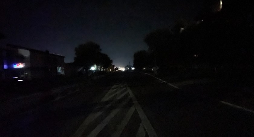 Totalna ciemność na ulicy Białostockiej. Od ponad tygodnia nie działają lampy uliczne [VIDEO]
