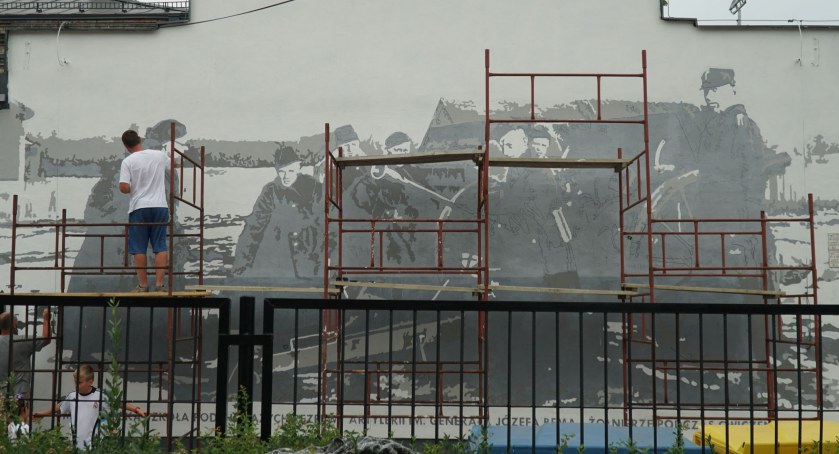 Mural powstaje na budynku ZSA w Zambrowie [FOTO]