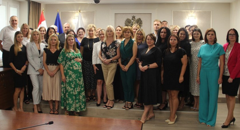 28 pedagogów z miejskich przedszkoli i szkół podstawowych z awansami na nauczycieli mianowanych [FOTO]