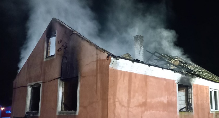 Pożar domu w gminie Rutki. Dwaj bracia pozostali bez dachu nad głową [FOTO]