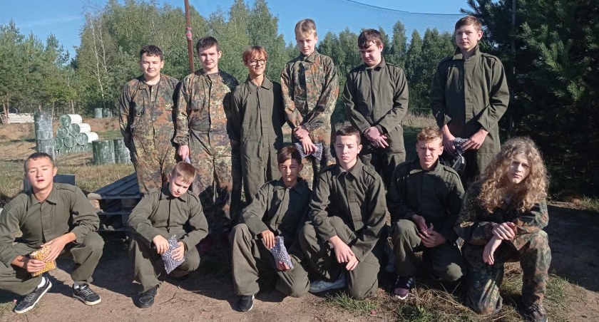 Integracja, aktywność i zdrowa rywalizacja - ósmoklasiści z SP5 na rozgrywkach paintballowych [FOTO]