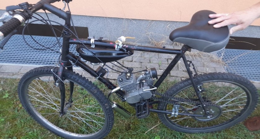 15-latek spowodował kolizję jadąc rowerem napędzanym silnikiem spalinowym