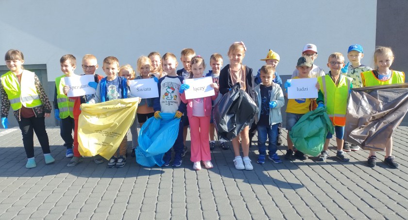 Sprzątanie Świata 2023. Dzieci i młodzież chętnie włączyły się do zbiórki śmieci w Zambrowie [FOTO]