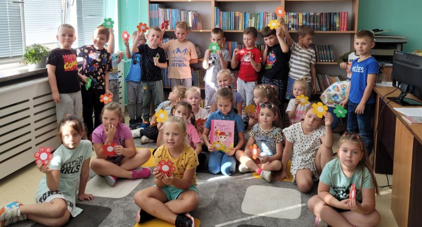 Bibliotekę szkolną SP 3 w Zambrowie odwiedzili niecodzienni goście [FOTO]