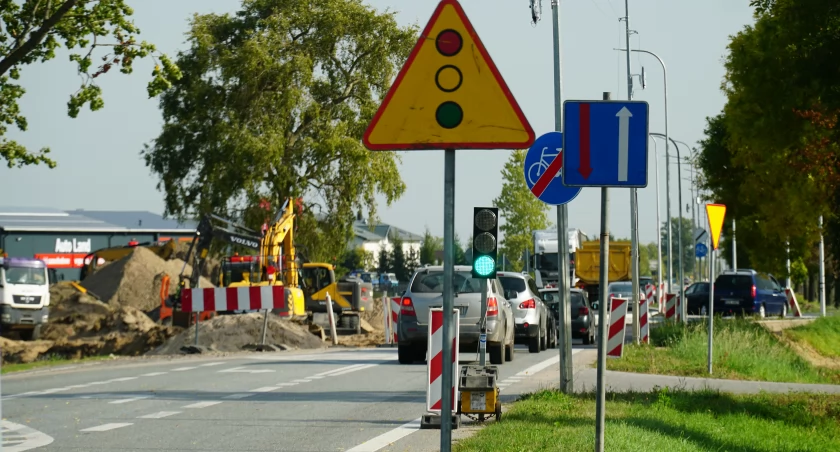 Sygnalizacja świetlna pojawiła się przy budowie ronda na ulicy Białostockiej w Zambrowie [FOTO]