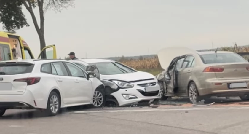 Dwie osoby w szpitalu po wypadku na DK63 [FOTO]