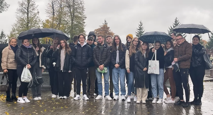 Wolontariusze z ILO sprzątali groby [FOTO]