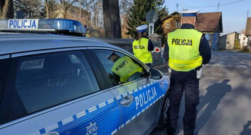 Jak bezpiecznie spędzić okres Wszystkich Świętych