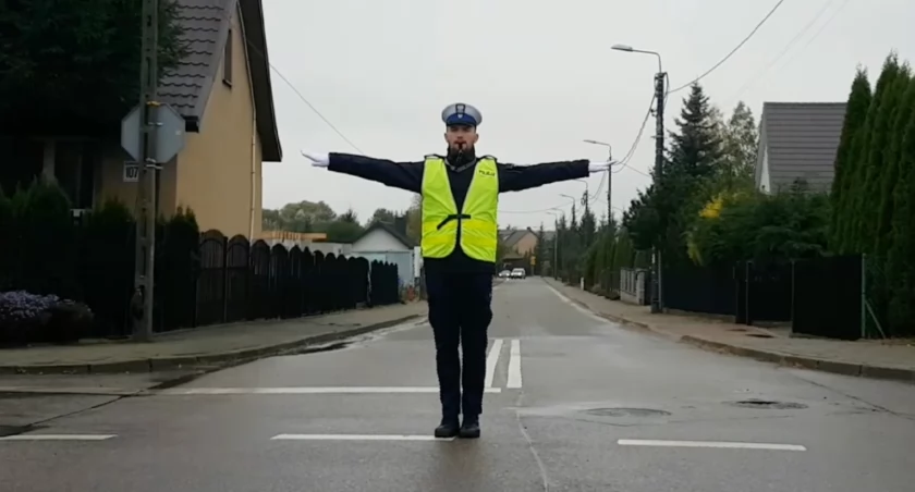 Jak się zachować, gdy ruchem kieruje policjant? [VIDEO]