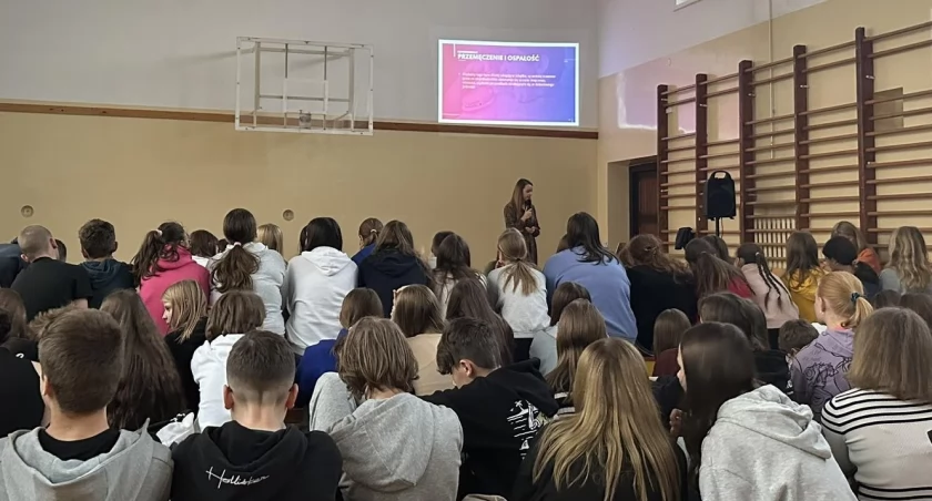 Uczniowie z SP4 dowiedzieli się, jak „Żyć zdrowo i bezpiecznie” [FOTO]