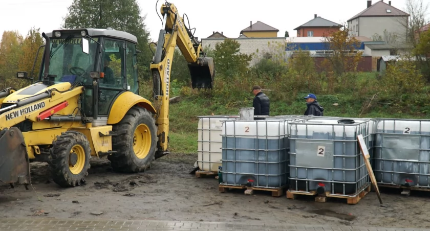 Prawie 10 tys. litrów czarnej, mazistej substancji mogło dostać się do Jabłonki w Zambrowie [FOTO]