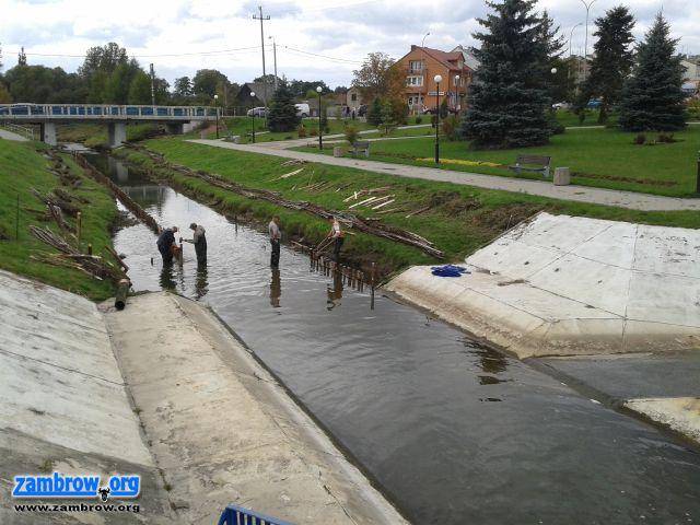 Umacniają brzegi Jabłonki