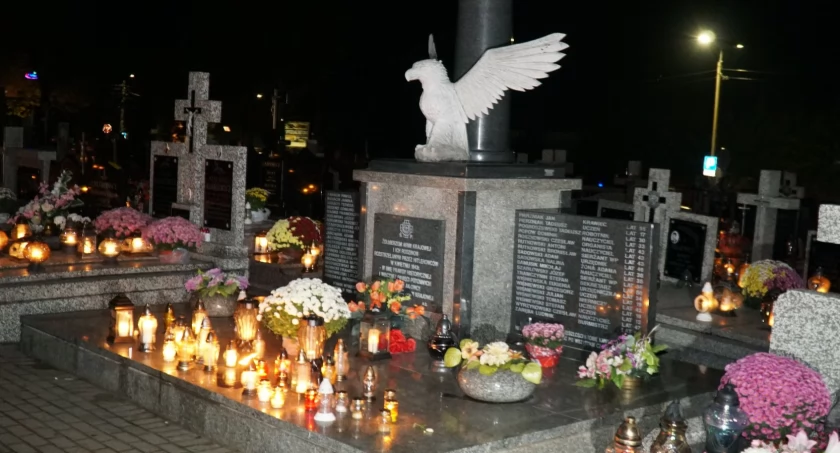 Dzisiaj Uroczystość Wszystkich Świętych. Cmentarze rozświetliły się tysiącami zniczy [FOTO]