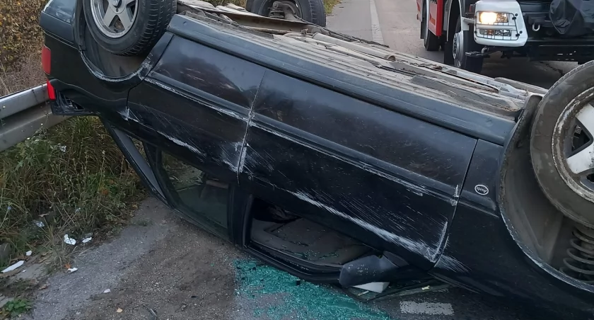Audi dachowało na serwisówce S8. Winny zły stan drogi? [FOTO]