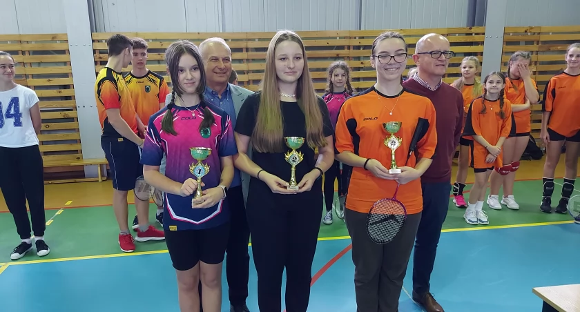 Młodzież z SP Osowiec wywalczyła awans do Finału Grupy Zachodniej w badmintonie [FOTO]