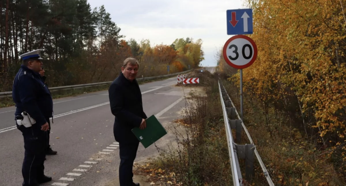 Wizja lokalna po dachowaniu na serwisówce S8. Gmina wywiązała się z obowiązków należących do zarządcy drogi [FOTO]