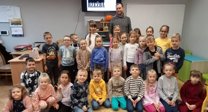 Zambrowski rzeźbiarz Michał Selerowski był gościem w świetlicy szkolnej SP4 [FOTO]