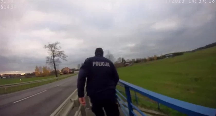 Policjant uratował tonącą kobietę. Zobacz film z akcji [VIDEO]