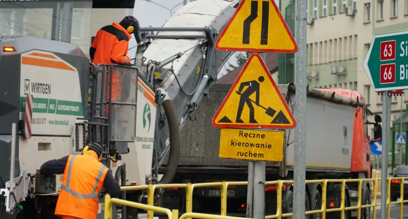 Trwają prace drogowe w centrum Zambrowa. Nie działa sygnalizacja świetlna [FOTO+VIDEO]