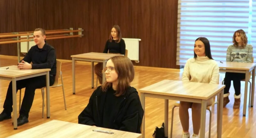 Uczniowie szkół ponadpodstawowych rywalizują o tytuł Mistrza Ortografii [FOTO]
