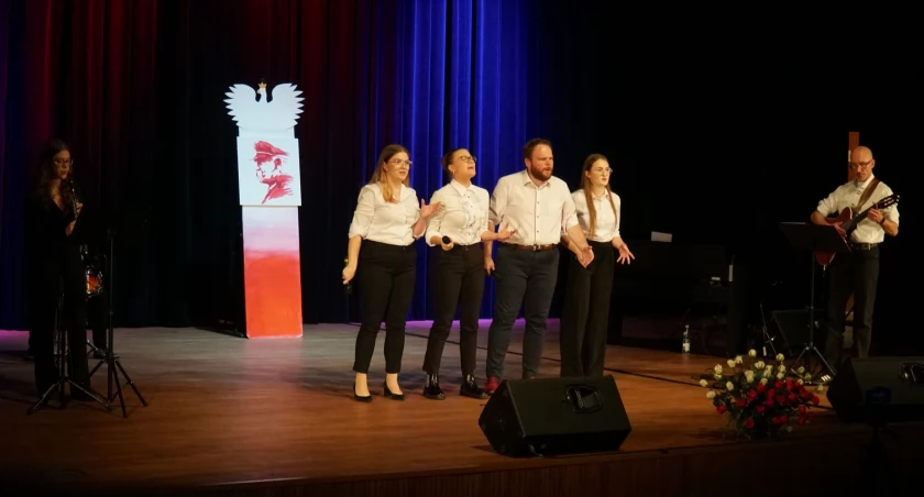 Recital zespołu I Liceum Ogólnokształcącego w Zambrowie. Znów rozbrzmiały zwycięskie 
