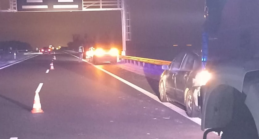 Z ciężarówki wypadły metalowe przedmioty. Pięć aut uszkodzonych [FOTO]
