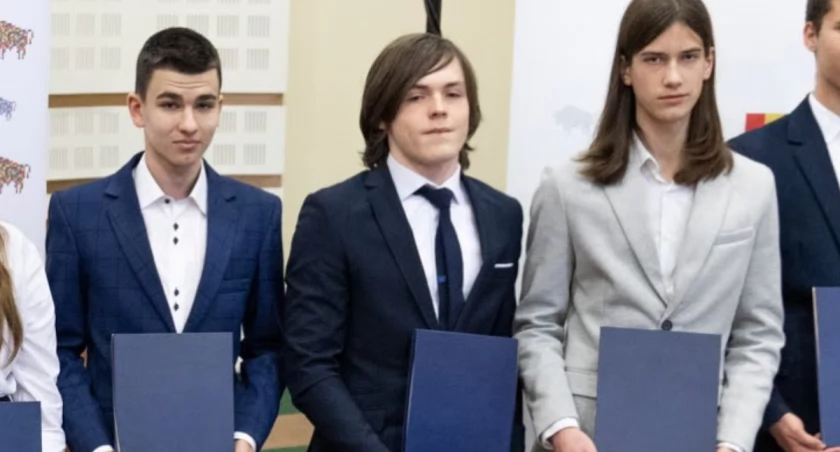 Marszałek wręczył stypendia najlepszym uczniom w regionie. Wśród stypendystów uczeń SP4 [FOTO]