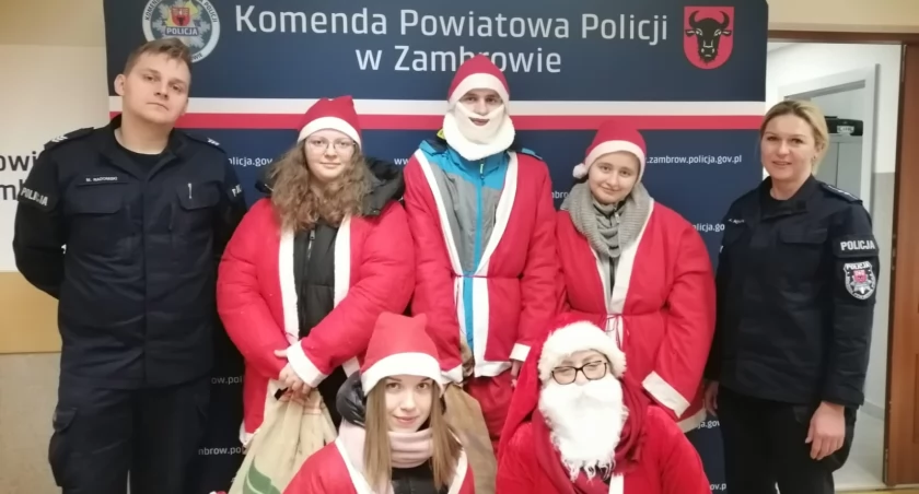 Pomocnicy Mikołaja przeszli ulicami Zambrowa [FOTO]