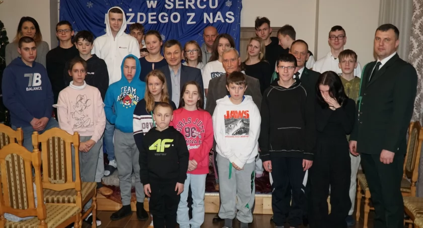 Świąteczne prezenty od myśliwych z Koła Łowieckiego „Bielik” trafiły do podopiecznych domu dziecka [FOTO]
