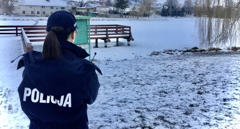 Policja ostrzega przed niebezpiecznymi zabawami na lodzie