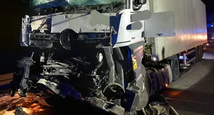 Ciężarówka zderzyła się z pługopiaskarką na S8 [FOTO+VIDEO]