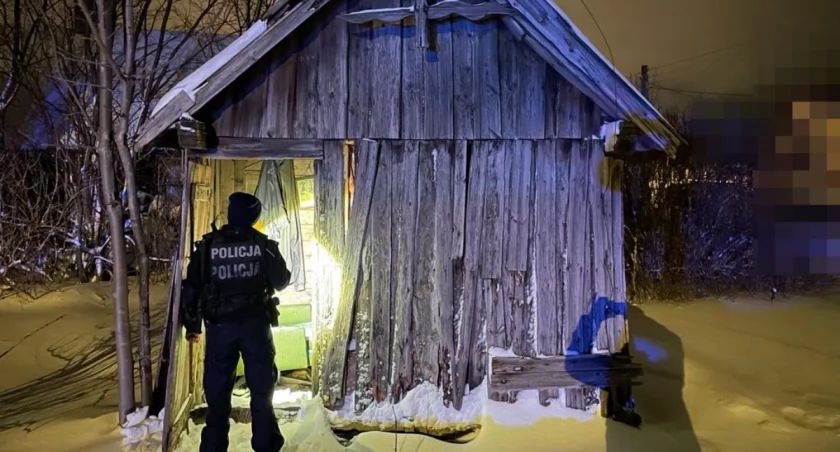 Policjanci pomogli kobiecie, która przebywała w nieogrzewanej szopie