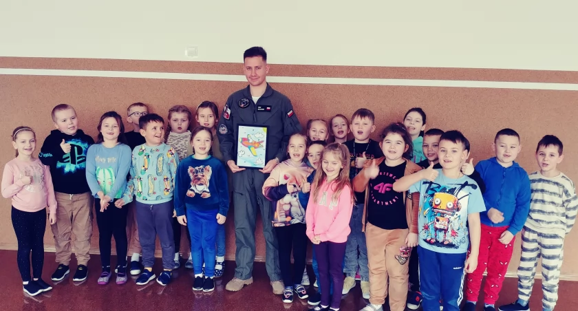 Spotkanie z pilotem – niezapomniana lekcja dla najmłodszych uczniów SP3 [FOTO]