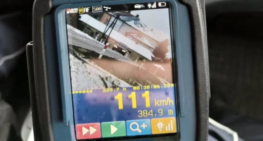 23-latek stracił prawo jazdy. Jechał 111 km/h w obszarze zabudowanym