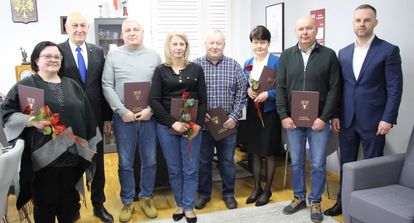 Z okazji 25-lecia istnienia Powiatu Zambrowskiego nagrodzono najstarszych stażem pracowników [FOTO]