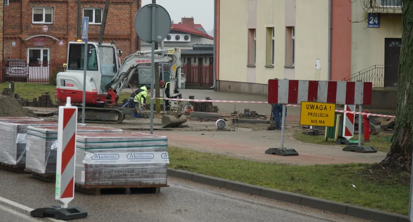 Rozpoczęła się przebudowa skrzyżowania Obrońców Zambrowa i Cmentarnej w Zambrowie [FOTO]