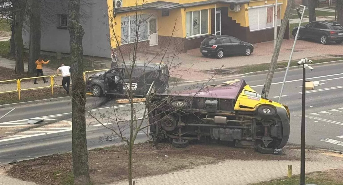 Jedna osoba w szpitalu po zderzeniu trzech pojazdów w Zambrowie [FOTO+VIDEO]