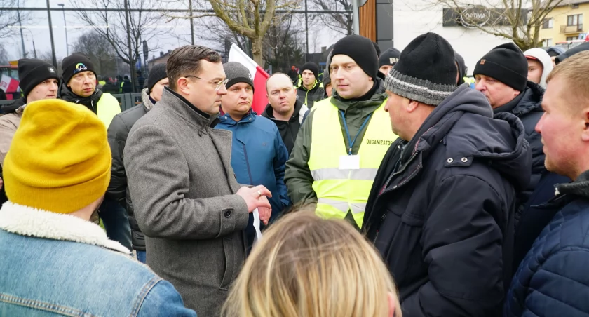 Wiceminister rolnictwa Stefan Krajewski rozmawiał z rolnikami protestującymi na ulicach Zambrowa [FOTO+VIDEO]