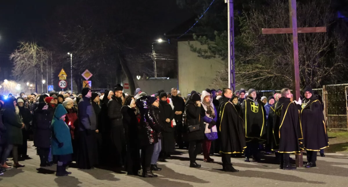 Rekolekcyjna droga krzyżowa przeszła ulicami Zambrowa [FOTO]