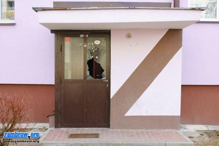 Nietrzeźwy mężczyzna niszczył klatki schodowe