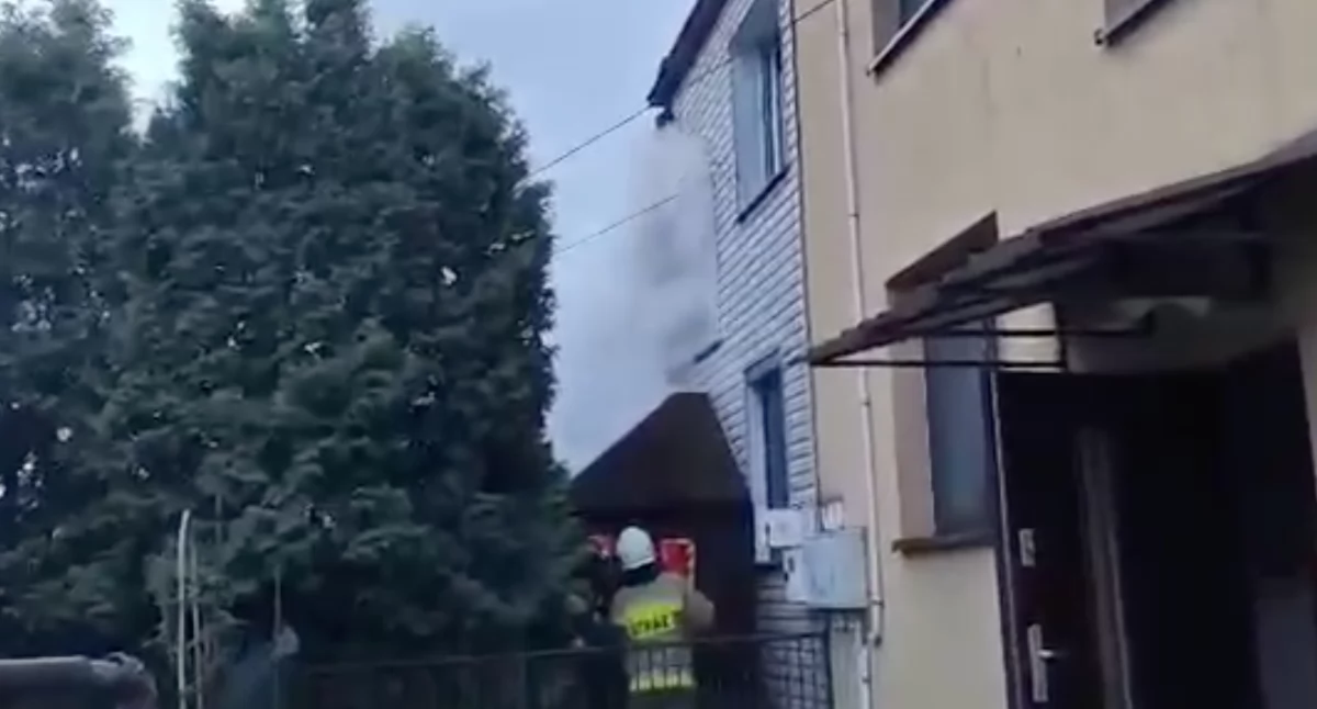 Jedna osoba przewieziona do szpitala po pożarze w domu jednorodzinnym w Zambrowie [FOTO+VIDEO]