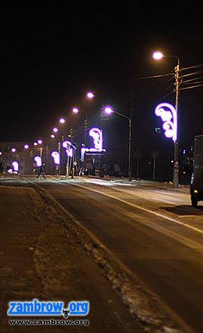 Świąteczne ozdoby rozświetlają Zambrów po zmroku [foto + video]