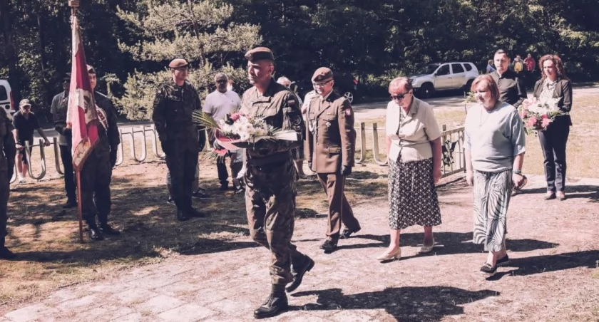 Mija 81. rocznica bitwy pod Pawłami. Żołnierze 1.PBOT uczcili pamięć jej uczestników [FOTO]